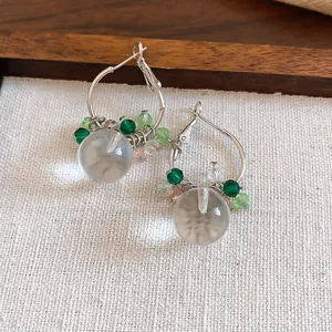 Elegante Creolen im Wald-Stil aus Silber mit grünen Kristallen und schönen Glasperlen