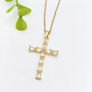 Elegante collana a croce dorata con pendente in zirconia cubica a forma di pera
