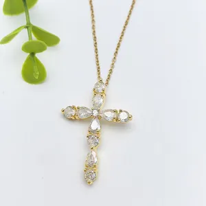 Elegante collana a croce dorata con brillanti zirconi trasparenti a goccia e marquise.