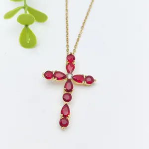 Elegante collana a croce dorata con brillanti zirconi rossi per un look di classe
