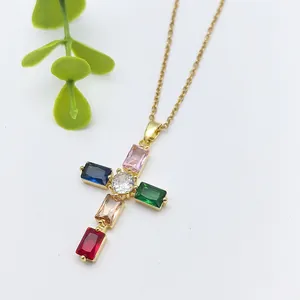 Collana in oro con pendente a croce in zircone colorato e vivaci pietre rettangolari