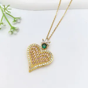 Squisita collana con pendente a cuore placcato oro con pietre di zircone rosa e verdi