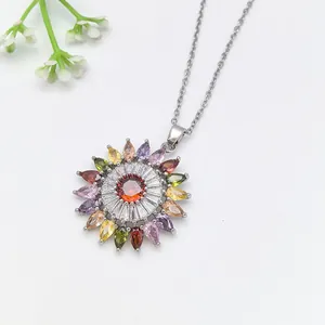 Collana con ciondolo a girasole multicolore con pietre di zirconi cubici scintillanti