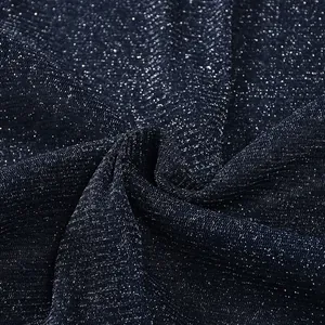 Vue détaillée d'un tissu en maille bleu marine transparent avec paillettes fines