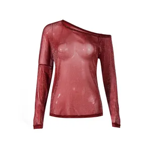 Haut transparent rouge à une épaule et manches longues avec texture en maille scintillante