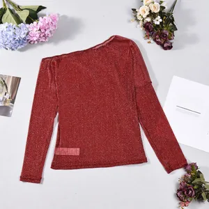 Détail rapproché d'un haut à manches longues transparent et pailleté rouge pour femme