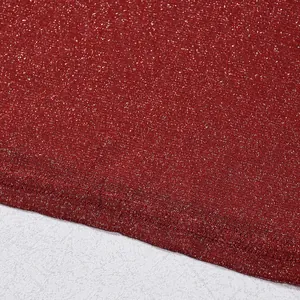 Gros plan sur le tissu pailleté rouge étincelant avec des détails d'ourlet à double couture