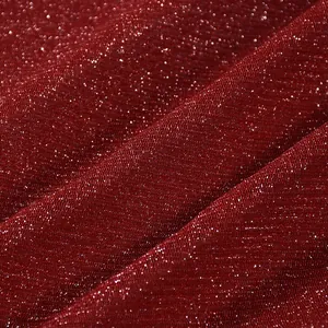 Détail du tissu en maille pailletée rouge chatoyant pour hauts sexy transparents