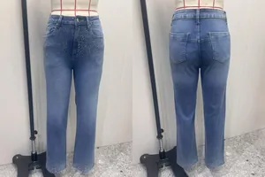 Détail avant et arrière du jean bleu coupe droite avec accents en strass