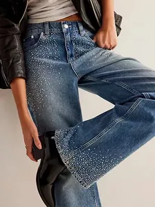 Jean bleu droit pour femme avec décorations en strass étincelants sur les jambes