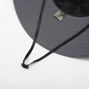 Detailansicht eines grauen Outdoor-Sonnenhutes mit Polyestergewebe und verstellbarem Riemen