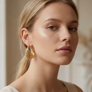 Gros plan d'élégantes boucles d'oreilles en acier doré torsadé en U sur un modèle