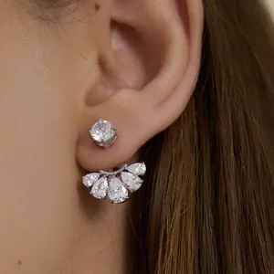 Elegante silberne Fächer-Ohrstecker aus Edelstahl mit funkelnden weißen Zirkonias