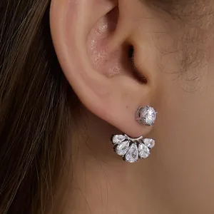 Detailaufnahme eines eleganten fächerförmigen Zirkonia-Ohrrings am Ohr getragen