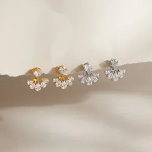 Nahaufnahme von fächerförmigen Zirkonia-Ohrringen aus 18 Karat Gold und Edelstahl