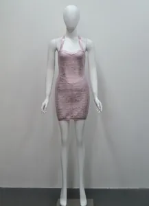 Robe courte bandage dos nu rose métallisé présentée sur un mannequin blanc