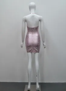 Vue arrière détaillée d'une robe bandage dos nu rose doré métallisé sur mannequin