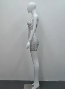 Vue latérale d'une mini-robe bandage argentée scintillante avec un élégant col licou