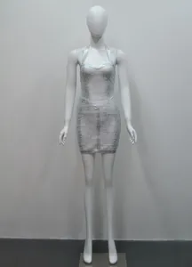 Vue complète de la robe mini bandage argentée dorée sur un mannequin d'étalage
