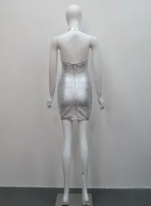 Vue arrière d'une mini-robe bandage dos nu argentée sexy sur un mannequin de vitrine