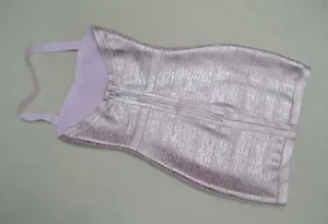 Vue détaillée d'une mini robe bandage rose à licou avec un gaufrage doré élégant