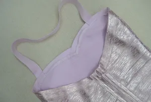 Vue détaillée d'une robe bandage rose dorée montrant la doublure et les bretelles