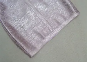 Détail du tissu bronzé métallique sur une mini-robe bandage de soirée violette chic