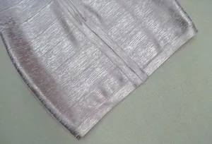 Gros plan du tissu bandage lavande métallisé avec une finition en feuille d'argent