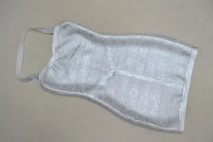 Gros plan d'une mini-robe bandage dos nu argentée avec une luxueuse texture dorée