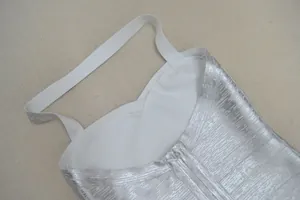 Gros plan détaillé d'une robe bandage dos nu argentée avec fermeture éclair dos