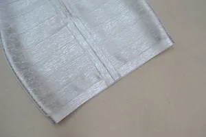 Vue macro détaillée montrant la texture argentée du tissu de bandage de luxe
