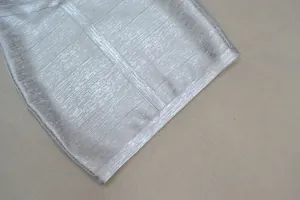 Gros plan sur le tissu métallisé argenté pour une robe de soirée sexy et courte.
