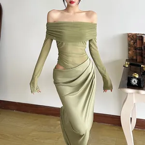 Detailansicht eines eleganten salbeigrünen schulterfreien Netz-Langarm-Bodycon-Kleides