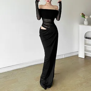 Detailansicht eines sexy schwarzen schulterfreien Maxikleides mit Mesh-Einsätzen.