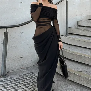 Nahaufnahme des eleganten schwarzen schulterfreien Mesh-Langarm-Bodycon-Maxikleides