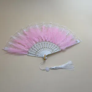Éventail élégant en plumes roses avec dentelle blanche et pompon blanc pour danse