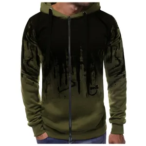 Gros plan d'un sweat à capuche zippé vert olive pour homme avec motif de taches