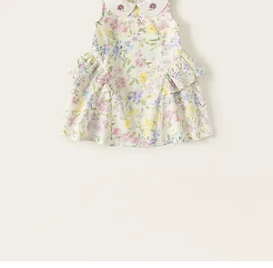 Gros plan d'une robe à fleurs de style français montrant la broderie du col et volants