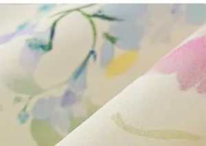 Gros plan sur le tissu imprimé floral de haute qualité pour robe d'été française de fille