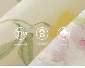 Vue détaillée du tissu floral de la robe de fille montrant une texture douce de qualité