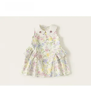 Détail d'une robe d'été à fleurs pour fille avec col Claudine blanc et sans manches