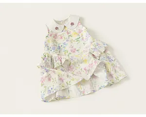 Gros plan sur une robe d'été fleurie pour fille avec un col Claudine brodé à fleurs