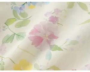 Vue détaillée d'un tissu respirant avec un imprimé floral français pour robe fille