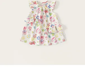 Vue de face d'une robe blanche sans manches pour fille avec imprimés animaux.