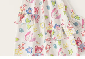 Détail rapproché d'un imprimé de dessins animés d'ours et de lapins sur une robe