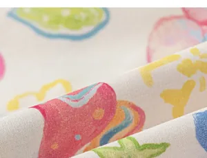 Gros plan montrant la texture douce et l'imprimé coloré de la robe fleurie fille