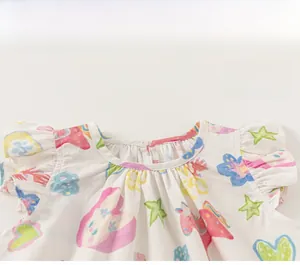 Détail de l'encolure ronde sur une robe d'été fleurie sans manches pour petites filles