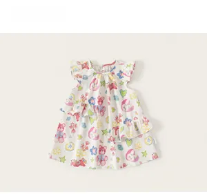 Vue détaillée d'une robe blanche sans manches pour bébé avec des motifs de dessins