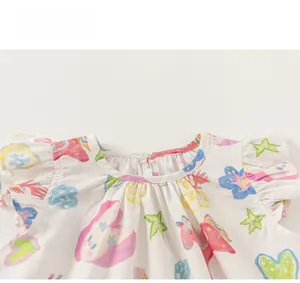 Gros plan d'une robe sans manches pour filles avec col à volants et imprimé licorne