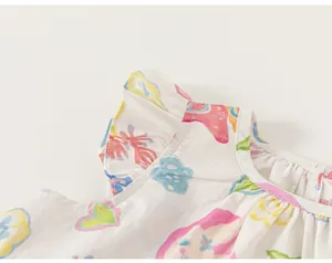 Gros plan d'une robe d'été pour fille avec des imprimés colorés dessinés à la main